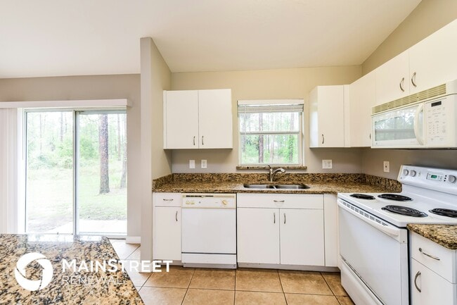 Building Photo - 802 W 11th St