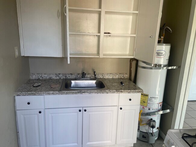 Kichen 3631 - 3631 E 5th St