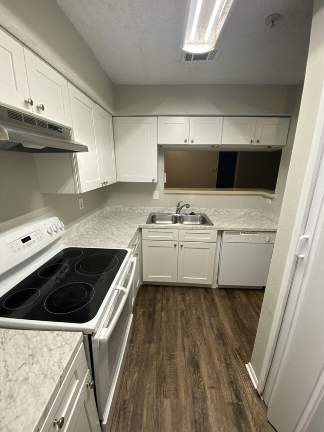 Building Photo - Completely remodeled 2 bedroom 2 bathroom at Oasis at Pearl Lake!