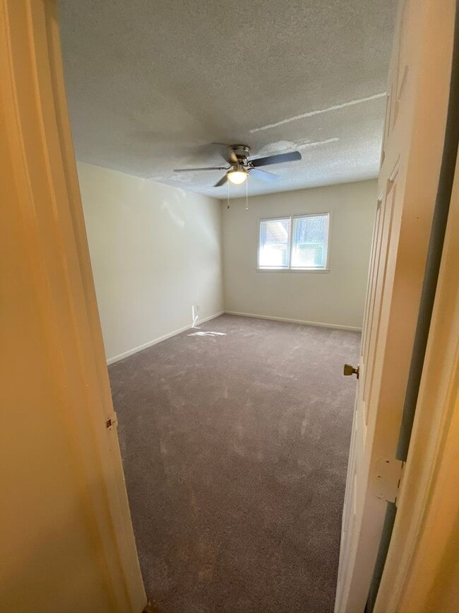 Building Photo - 201 Westbrooke Court #11 (Westbrooke Townhomes)