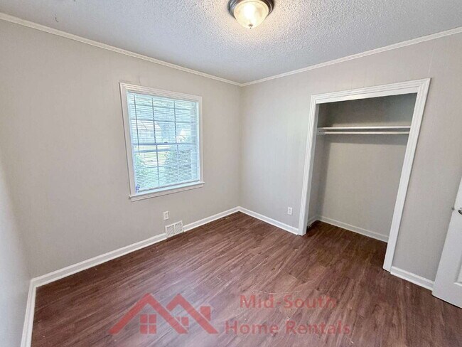 Building Photo - 2050 Sharon Ln