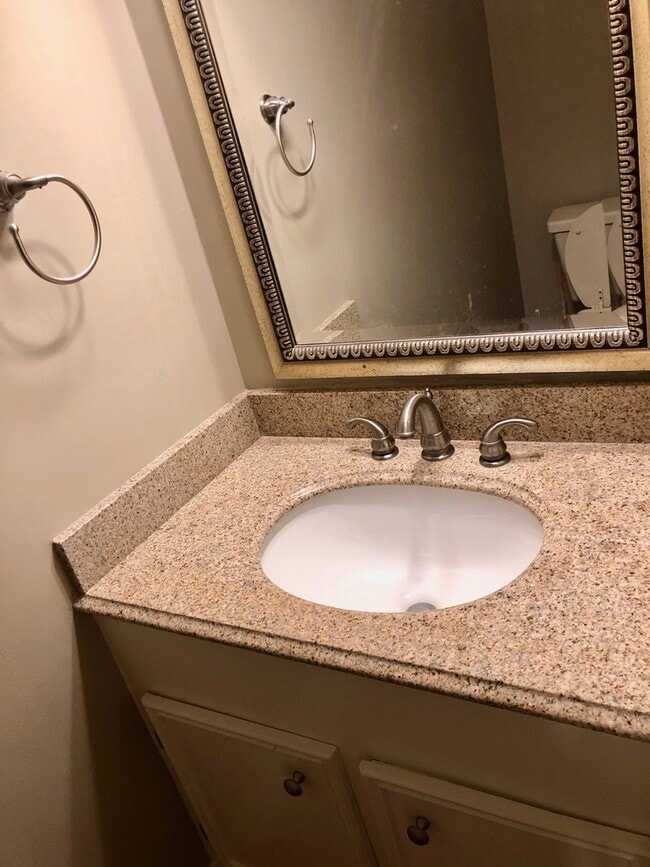 Building Photo - 2 bed, 1.5 bath in Brandon!