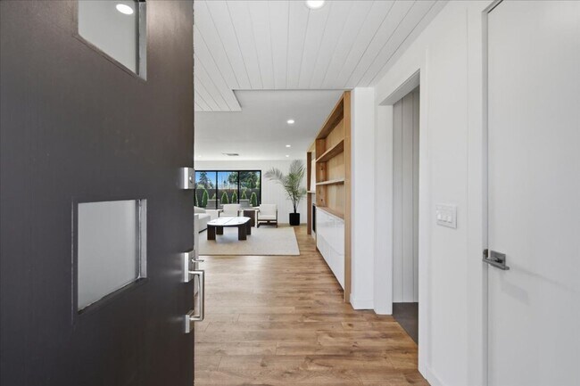 Building Photo - 3Bd/2Ba Bellevue Home