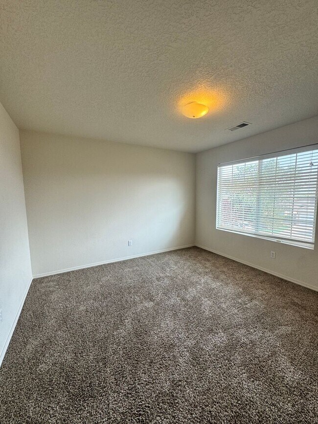 Building Photo - 4 bed 2.5 bath home in Huning Ranch