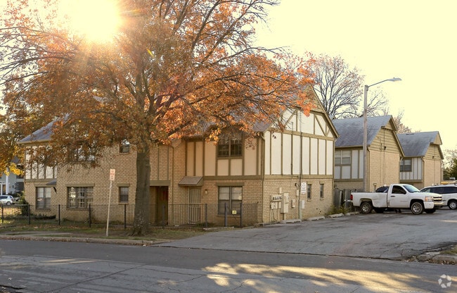 Building Photo - Oak Park Town Homes