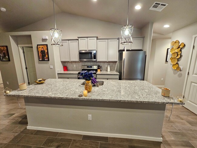 Building Photo - Open & Airy 3 Bedroom/2 Bath Home with Refrigerated Air