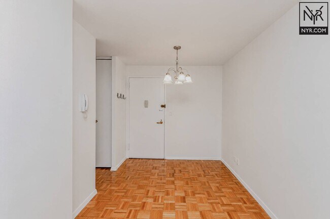 Building Photo - 301 E 79th St