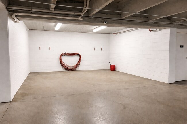 Building Photo - Diamond Valley Apartments