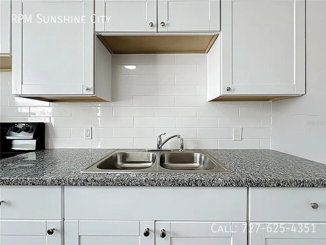 Building Photo - 944 18th Ave S