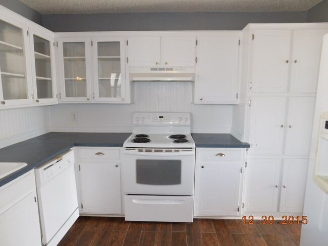 Building Photo - 2215 Phyllis Dr