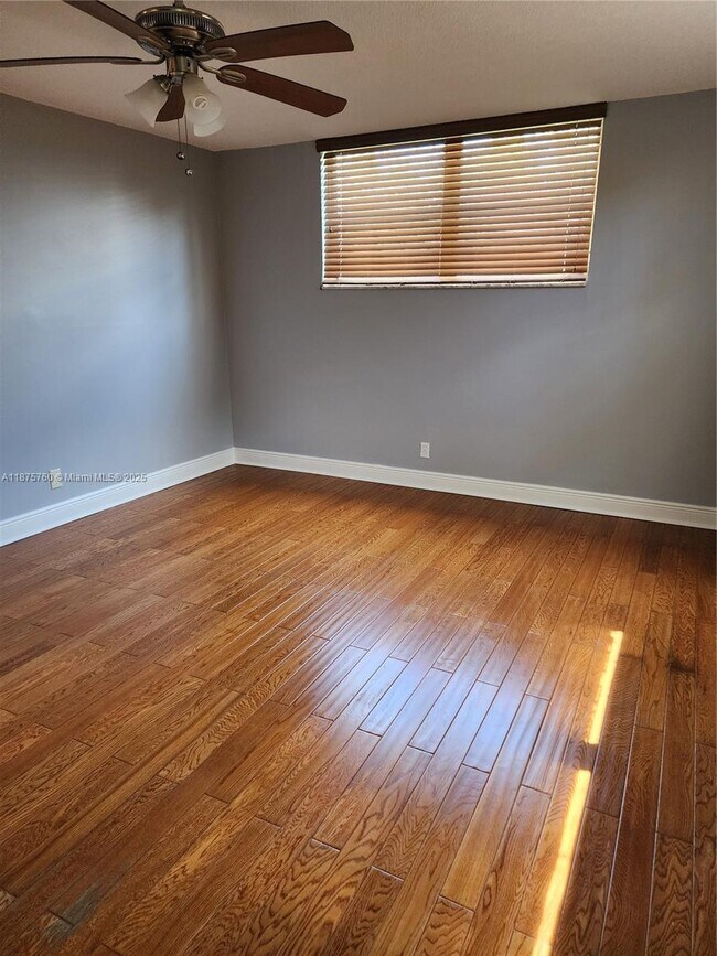 Building Photo - 681 S Hollybrook Dr