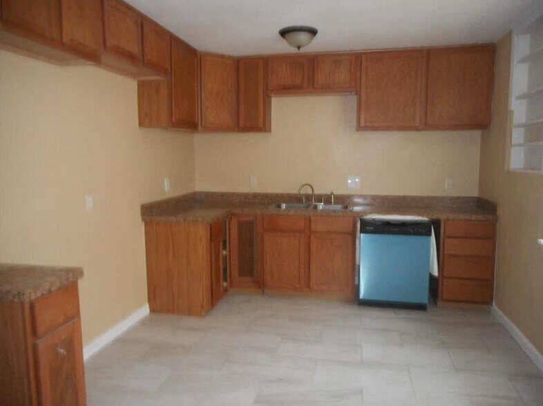 Building Photo - 721 Champs St