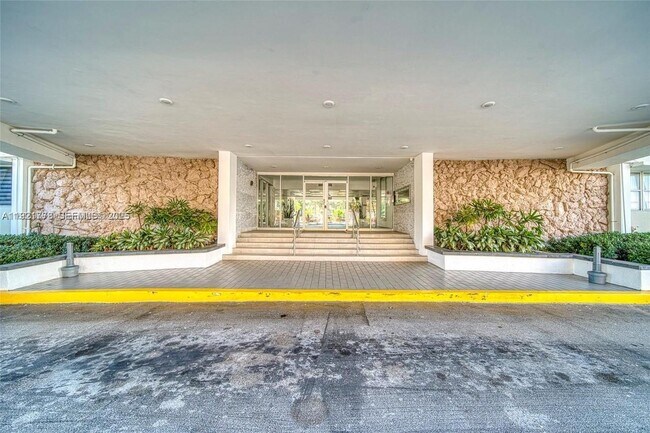 Building Photo - 401 Golden Isles Dr