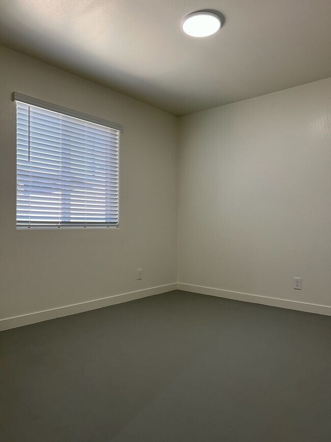 Building Photo - 1340 W Mariposa Ave