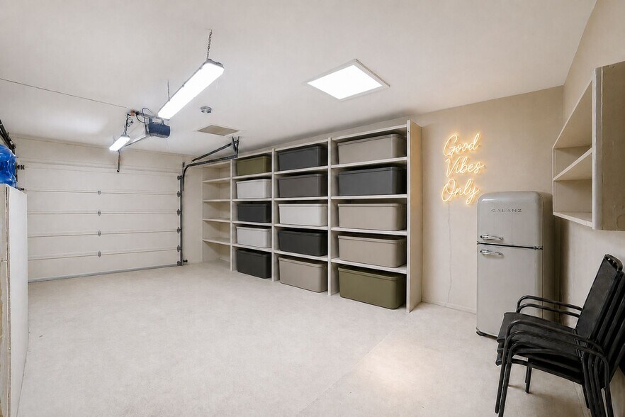 Building Photo - 8390 N Verde Dr
