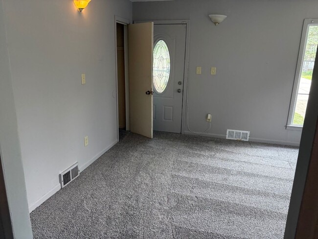 Building Photo - Cozy 2 Bedroom, 1 bath in Warren