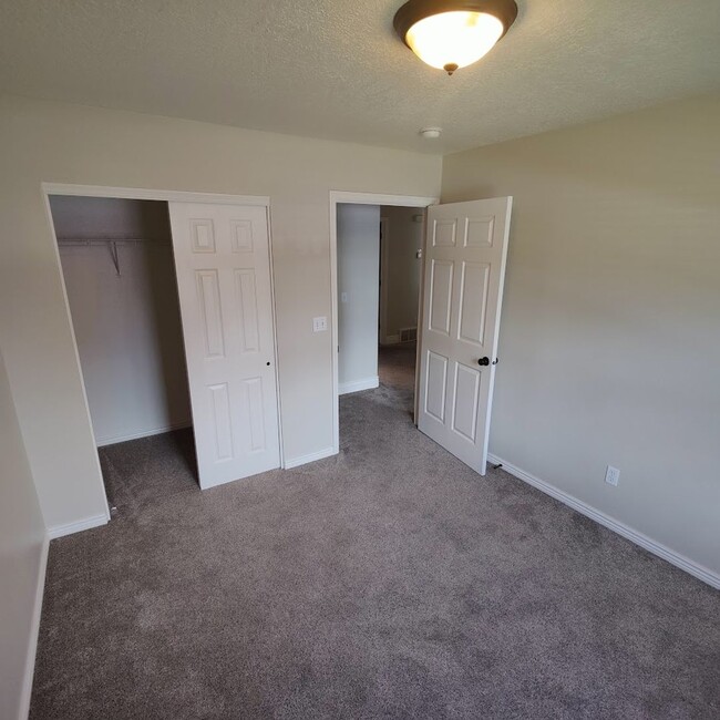 Building Photo - 5 Bed/3 Bath Townhome for Rent in Cedar Hi...
