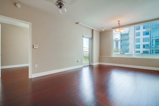 Building Photo - Modern 2 bed / 2 bath Condo in Little Ital...