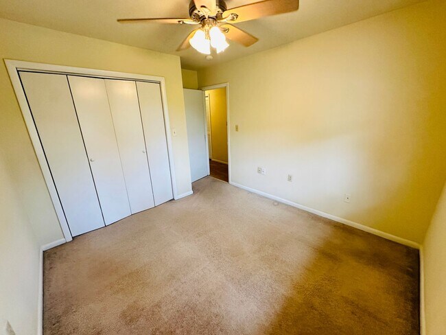 Building Photo - 3 Bedroom 2.5 Bath Townhouse