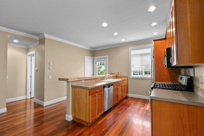 Building Photo - 3Bd/2.5Ba Seattle Home