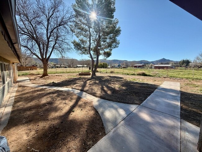 Building Photo - Beautifully Remodeled Three Bedroom Home on 2 Acres with Horse Privileges in Hurricane