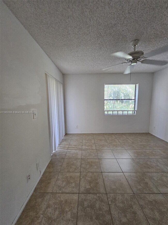 Building Photo - 9999 Summerbreeze Dr