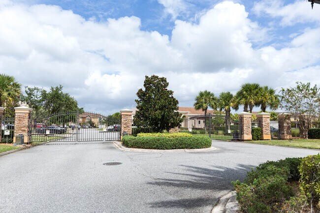 Building Photo - Beautiful spacious 4 bedroom, 2.5 bathroom townhome!
