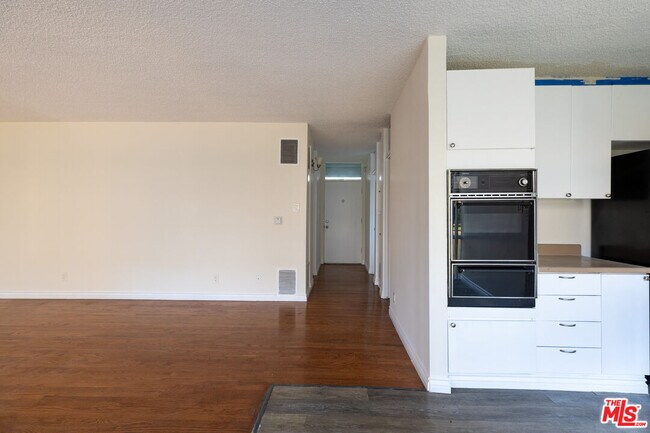 Building Photo - 11133 ROSE Ave