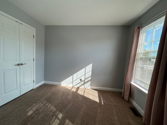 Building Photo - 84 Laks Ct