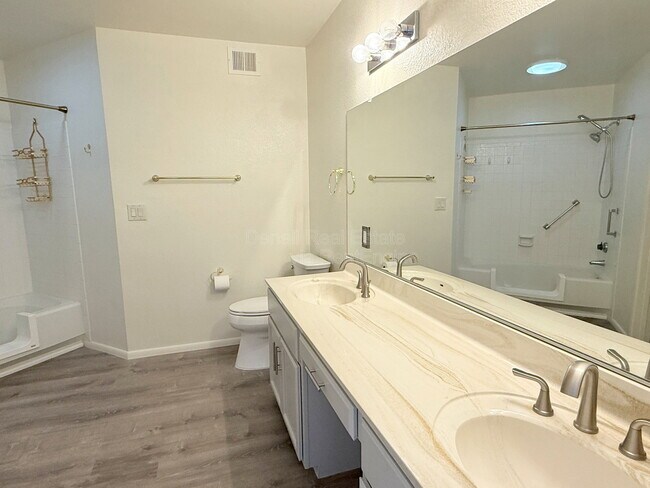 Building Photo - 4536 E Cheyenne Dr