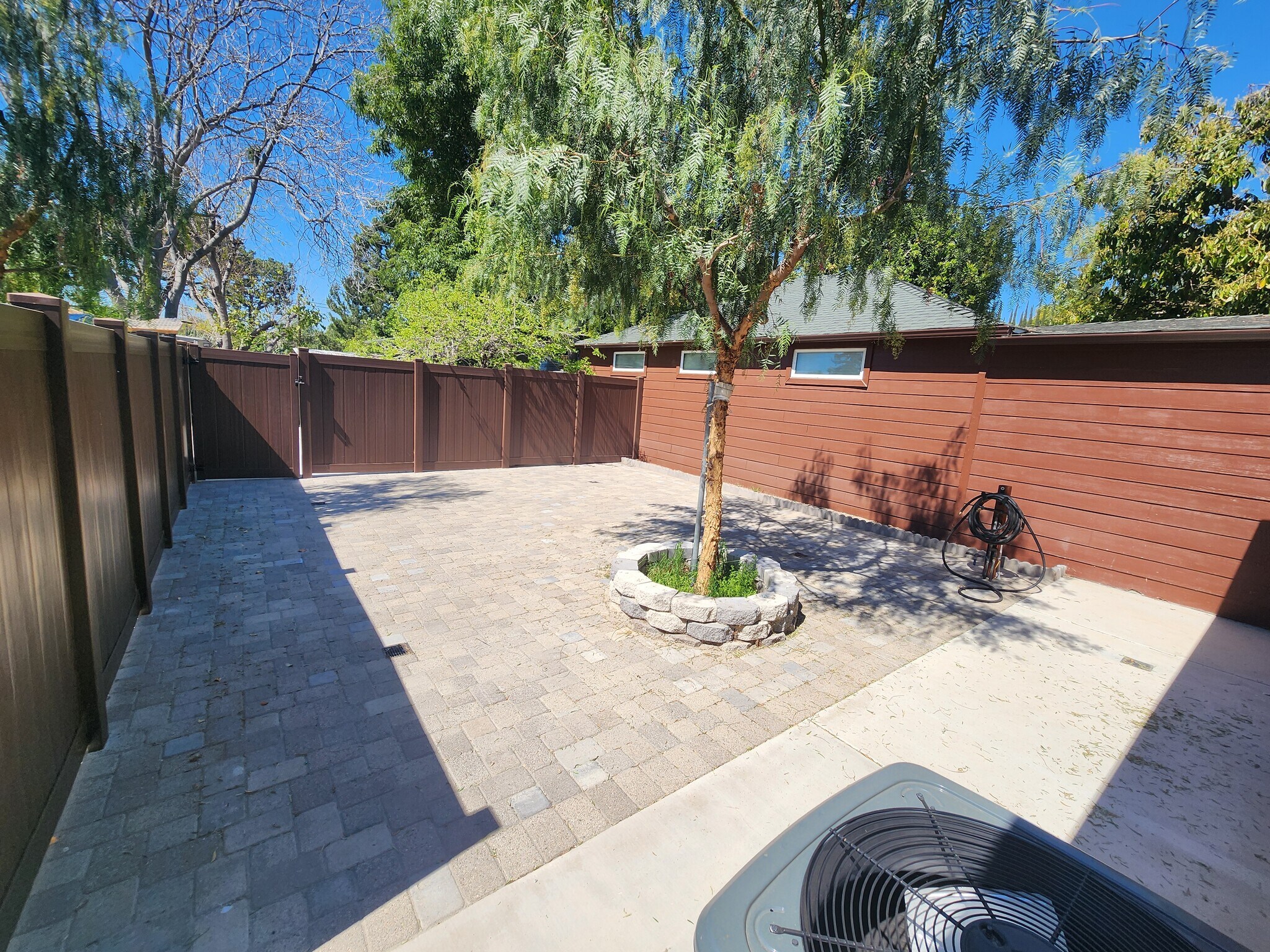 Building Photo - 10941 Walnut Dr