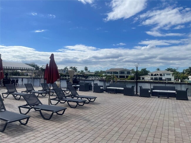 Building Photo - 2049 S Ocean Dr