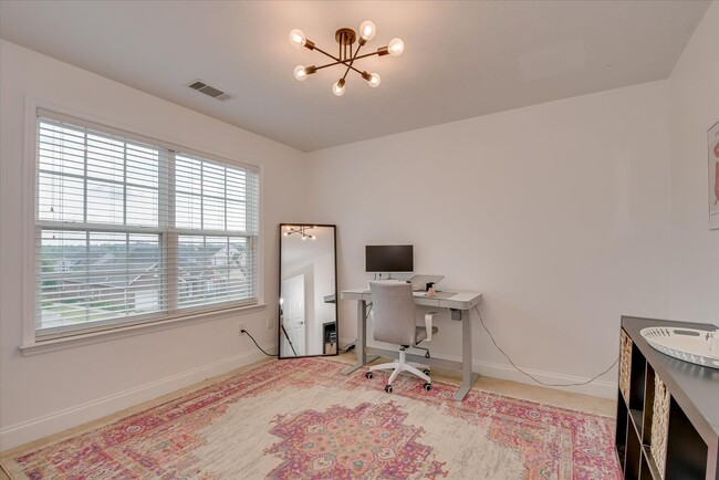 Building Photo - 5 Bed/3 Bath home with Primary Bedroom & a...