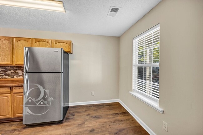 Building Photo - ONE STORY LIVING - MINUTES FROM EVERYTHING