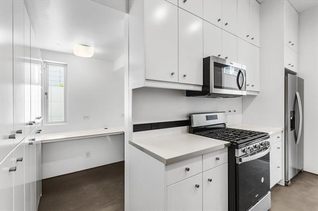 Building Photo - 33 Vanguard Way