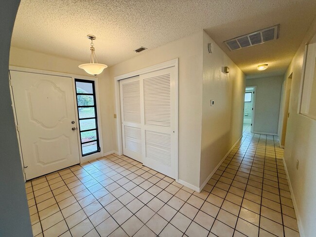 Building Photo - 2 Bedroom 2 bathroom home for Rent in Weeki Wachee FL!