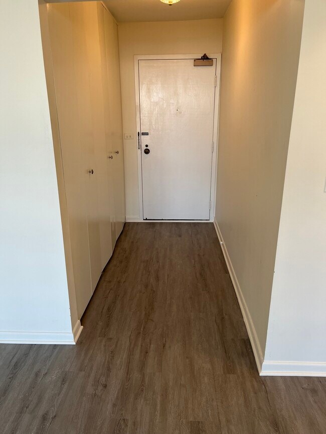 Building Photo - 50 E Bellevue Pl
