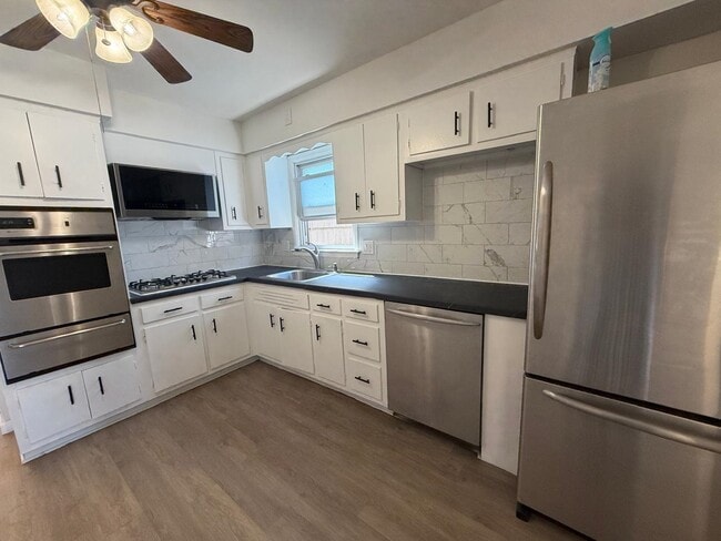 Building Photo - 10 E 10th St