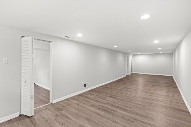 Building Photo - 1517 Lincoln Dr