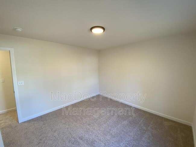 Building Photo - 64 Hickory Ln