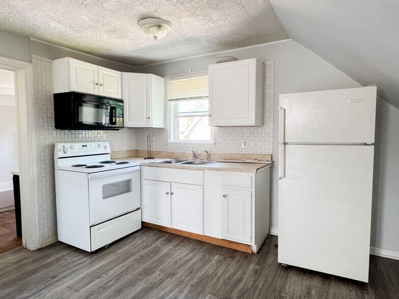 Building Photo - 3153 W 106th St