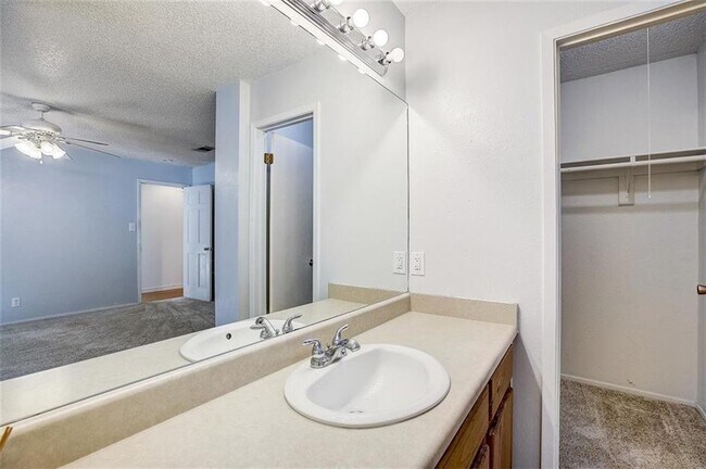 Building Photo - 605 Russet Valley Dr