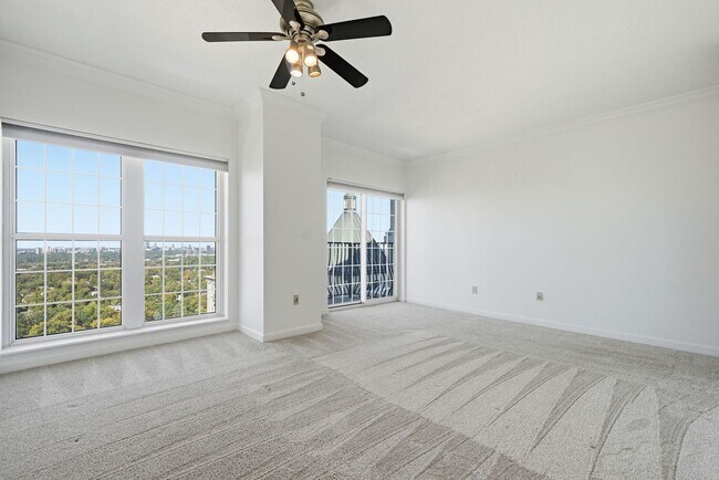 Building Photo - Penthouse Living in Midtown!