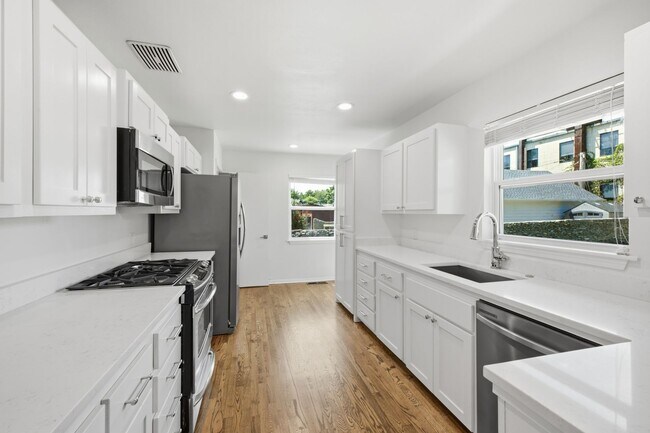 Building Photo - 1567 E 22nd St