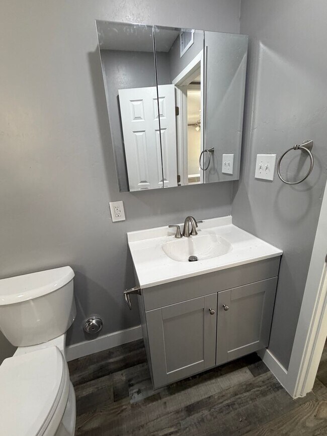 Building Photo - Newley Remodeled 3 BD 2 BA house with Big lot in SW Bakersfield