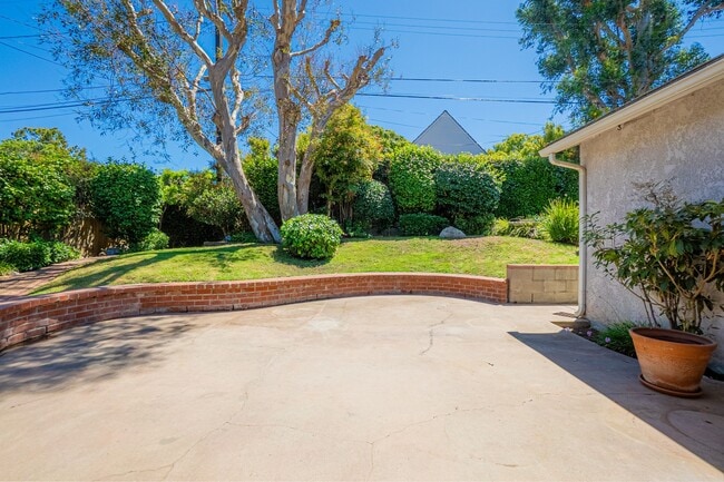 Building Photo - 4020 Vía Picaposte