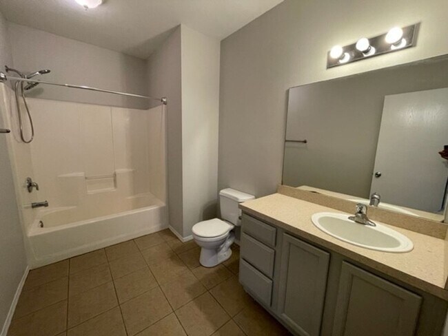 Building Photo - 4 Bedroom Walk out Basement Duplex in Ozark!