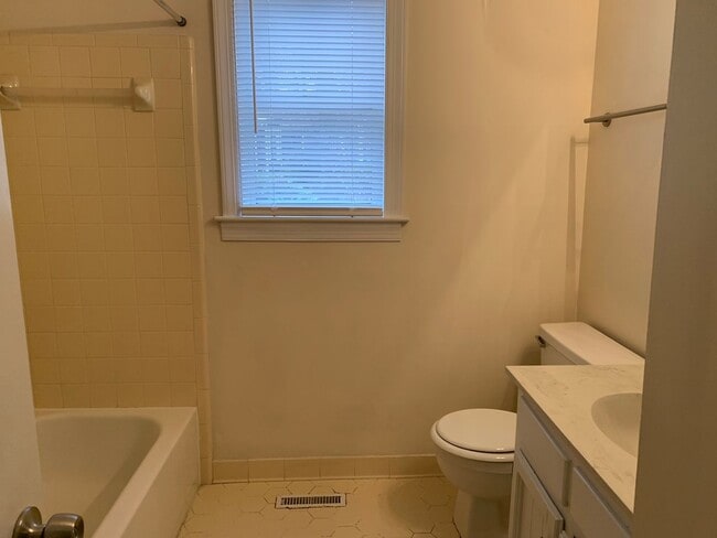 Building Photo - Great condo, GREAT PRICE! APPLY NOW!!