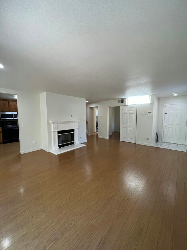 Building Photo - 388 Meadowhaven Way