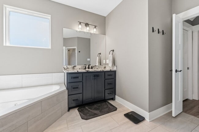 Building Photo - 3 Bedrooms Plus an Office & Sun room